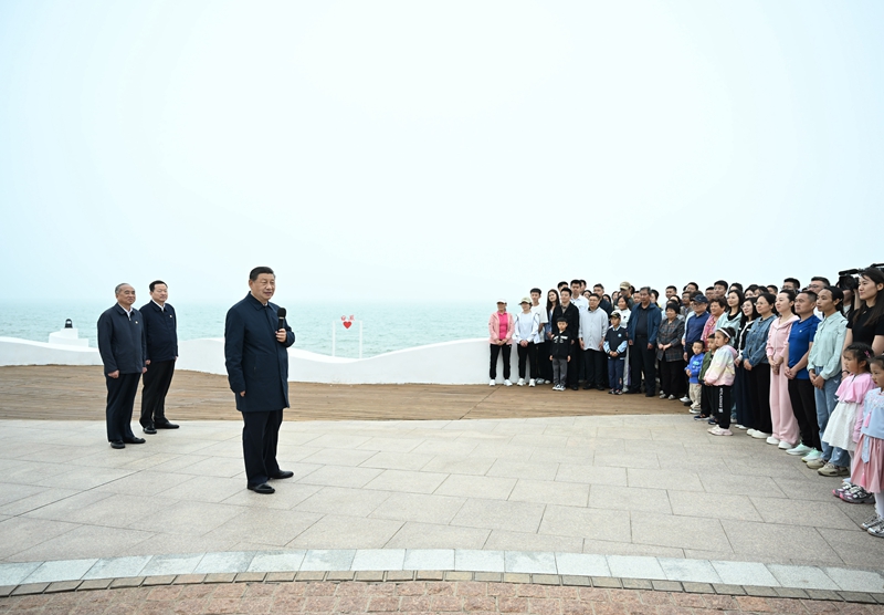 5月22日至24日，中共中央总书记、国家主席、中央军委主席习近平在山东考察。这是22日下午，习近平在日照市阳光海岸绿道同市民和游客亲切交流。